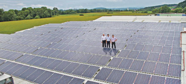 Mega-Projekt: Johann Titz mit Heinz und Günther Ramert inmitten der 200-kWpeak-Fotovoltaikanlage.