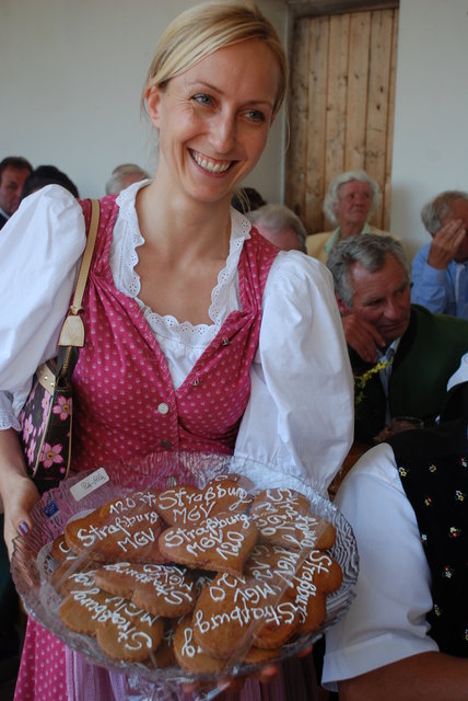 Putz Gertraud mit den  Selbstgebackenen Lebkuchen Herzen für die Sänger des MGV Straßburg