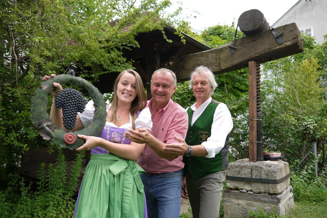 Ausg`steckt is: Hier stellen Anna, Bürgermeister Hans Stephan Hintner und Peter Neuberger das traditionelle Heurigenkranzl vor.