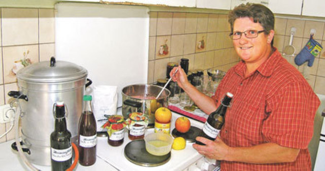 Ernestine Weber in ihrer gemütlichen Küche in Auersbach, wo sie u.a. Marmeladen und Säfte aus den verschiedensten Früchten produziert. Ihr Motto: „Dem Hausgemachten wieder Wert geben.“