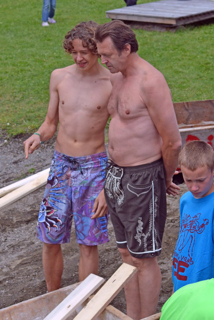 Taktische Beprechung unter Partner. Man beachte die zünftige Adjustierung des rechten Herren.