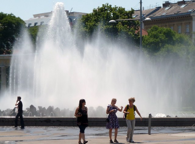 Abkühlung am Schwarzenbergplatz