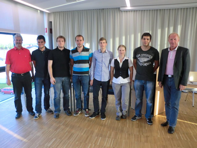 Der neu gewählte Vorstand: Direktor Ernest Miesbauer, Thomas Mittermayr, Jakob Zeilinger, Florian Wiesinger, Obmann Clemens Stangl, Monika Reischauer, Gerhard Schwarzgruber und Wolfgang Rathner.