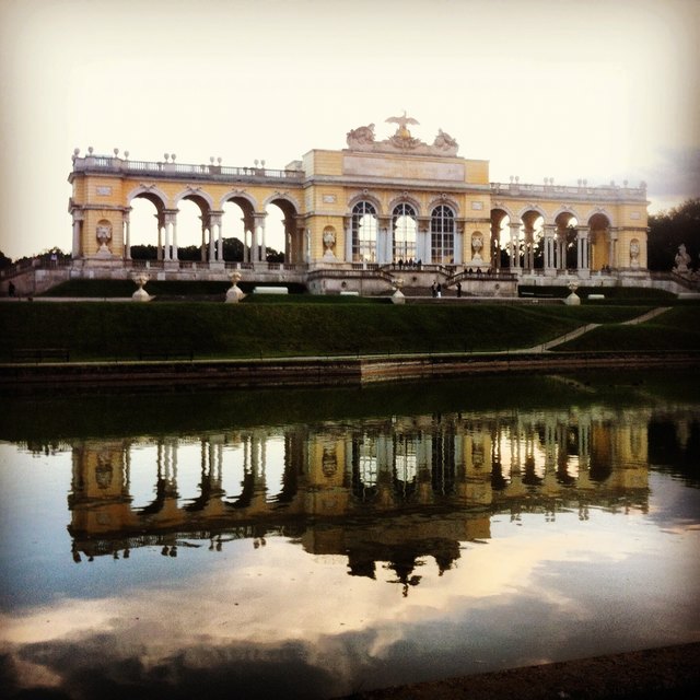Gloriette Schönbrunn im Sonnenuntergang