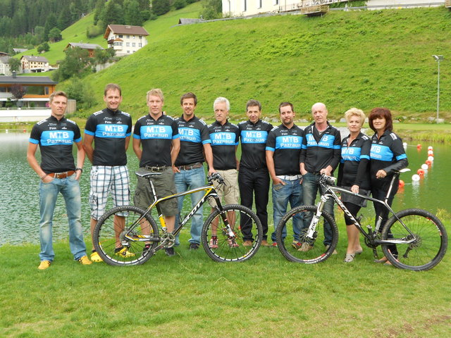 MTB-Paznaun: Patrick Zangerl, Karl-Heinz Zangerl, Gerlad Zangerl, Georg Ehrenberger, Helmut Kathrein, Obm. Arnold Handle, Raphael Narr, Reinhard Zangerl, Renate Zangerl und Evi Seiwald. | Foto: MTB-Paznaun