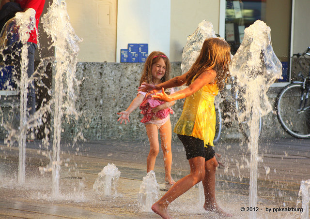 Die Kinder freuen sich über die Sonne