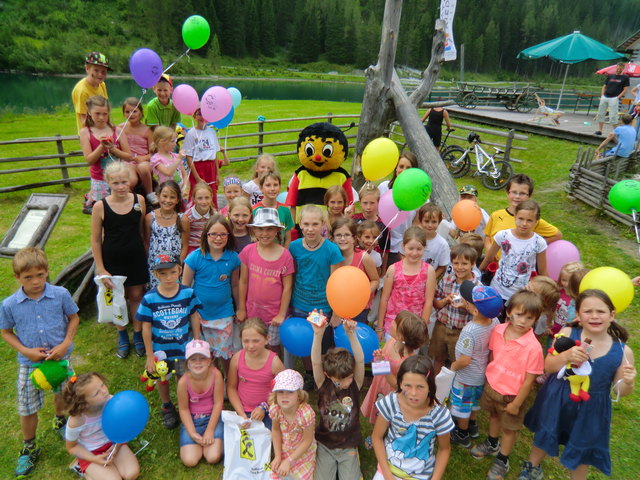 Rund um den Schlierersee in Zederhaus suchten über 70 Kinder mit Sumsi nach 50 Schatzkisten. | Foto: Raiffeisenbank