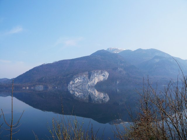 Blick auf die Falkensteinwand am Wolfgangsee. Spiegelt sich wie ein Gesicht !