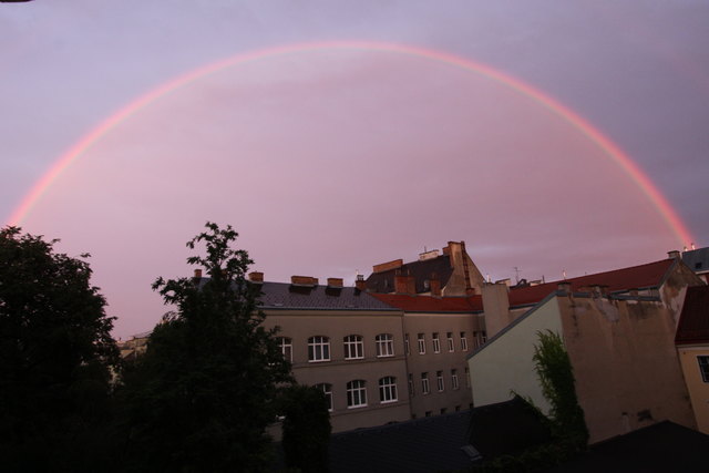 Regenbogen verzaubert Hinterhof