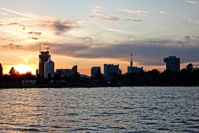 Blick auf die Donauplatten-Skyline von Alter Donau aus