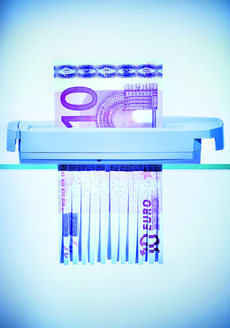 Nicht ihr Geld sollten Sie shreddern, sondern die Zahlungsaufforderung des dubiosen Inkassobüros. | Foto: Archiv