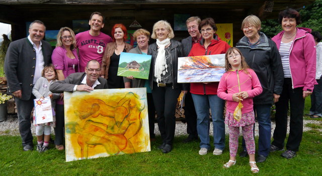 Der Acryl-Malkurs mit Alf, Andrea, Anni, Caroline, Christiane, Hildegard und Jakob, sowie mit Organisator Martin Reiter (1.v.l.) und Kursleiter Hannes Margreiter (3.v.l.)