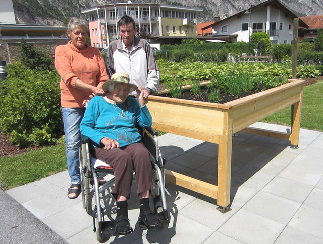Freuen sich über die frischen Kräuter aus den neuen Hochbeeten: Bewohnerin Sieglinde Leitner, Bewohnerin Johanna Auderer und Bewohner Franz Falkner. | Foto: SeneCura