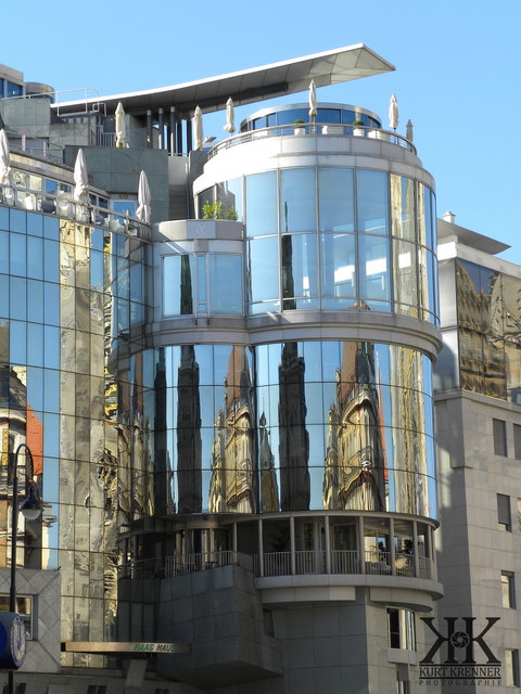 Haas-Haus mit Spiegelungen