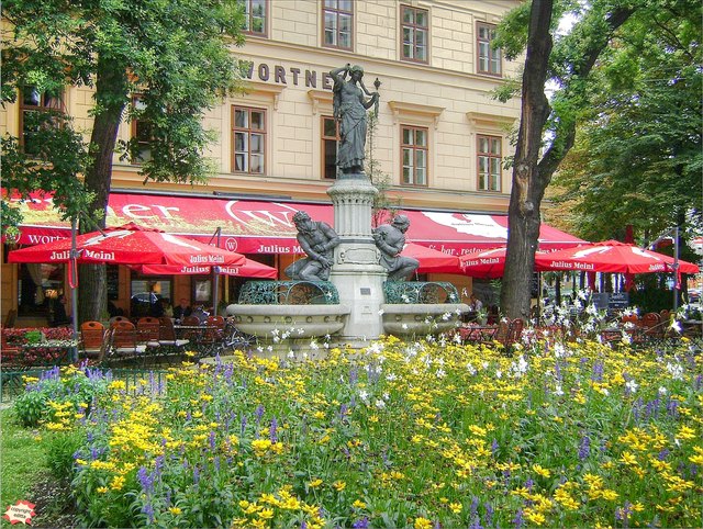Sommerliche Blütenpracht vor dem Engelsbrunnen in Wien