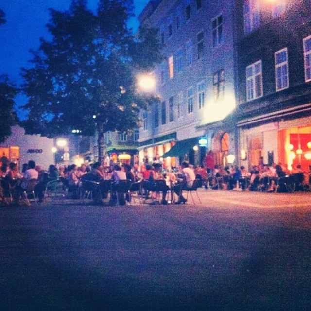 Yppenplatz am Abend.