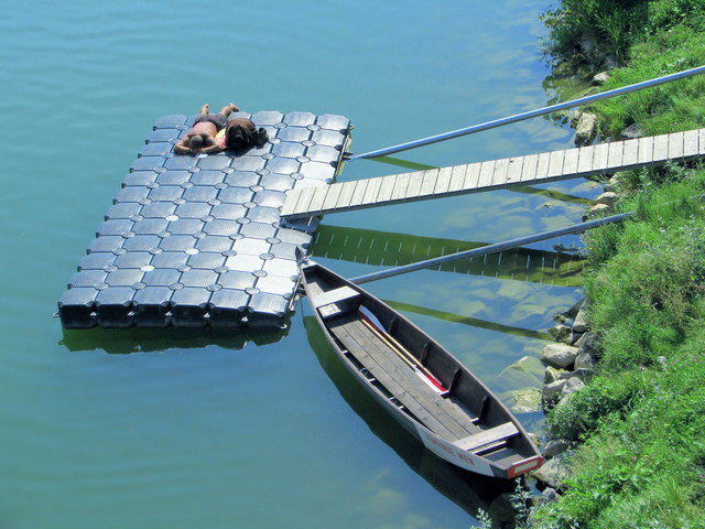 badespass am entlastungsgerinne