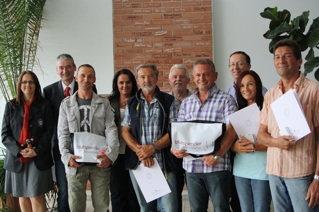 Treue Blutspender wurden mit Verdienstmedaillen von Friewald (2.v.li.) und Zeiler-Fidler (1.v.li.) geehrt. | Foto: RK Tulln