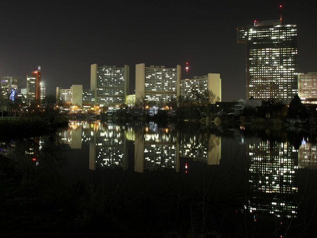 uno-city bei nacht