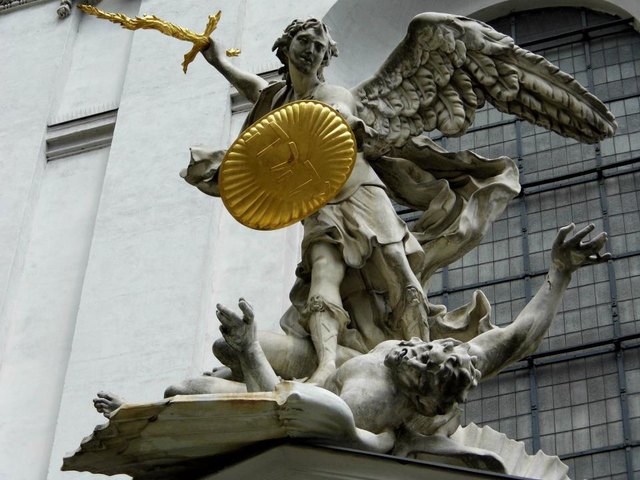 Statue über dem Eingang zur Michaelerkirche