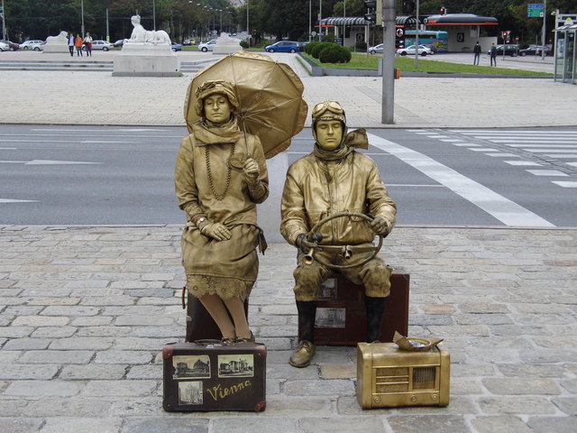 Phantomimen vor dem Eingang zum Schloss Schönbrunn