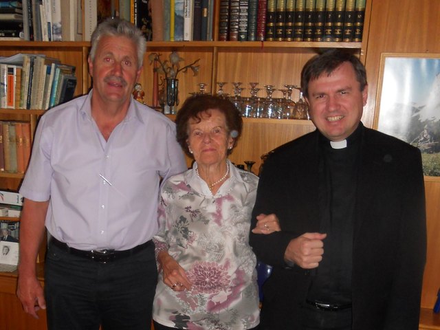 Die aktive Jubilarin Herta Schindler freute sich über die Glückwünsche vom Kirchdorfer Bürgermeister Ernst Schwaiger und Pfarrer Mag. Georg Gerstmayr