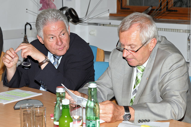 Josef Pühringer und Franz Hiesl präsentierten die Haushaltsprognose. Linz-Land wächst am stärksten. | Foto: Land OÖ/Kauder