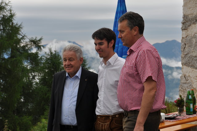 LH Dr. Josef Pühringer mit Patrick und Bgm. Gerhard Lindbichler vor der "Stodertaler Alm".