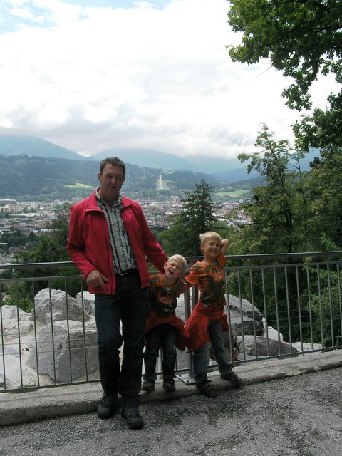Meine 3 Jungs - von denen wieder einmal keiner fotografiert werden will - im Hintergrund kann man die Bergisel Schanze erkennen.