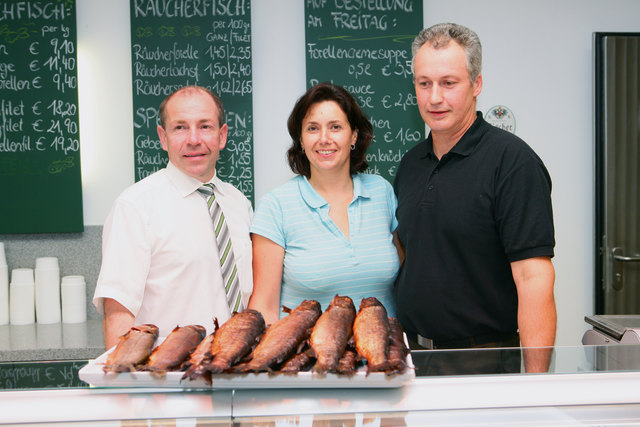 v.l. Agrar-Landesrat Max Hiegelsberger, Gertraud und Wolfgang Hiesmayr-Ostheimer, Jagerbauer Fischspezialitäten  Hofkirchen/Niederneukirchen. | Foto: Land OÖ