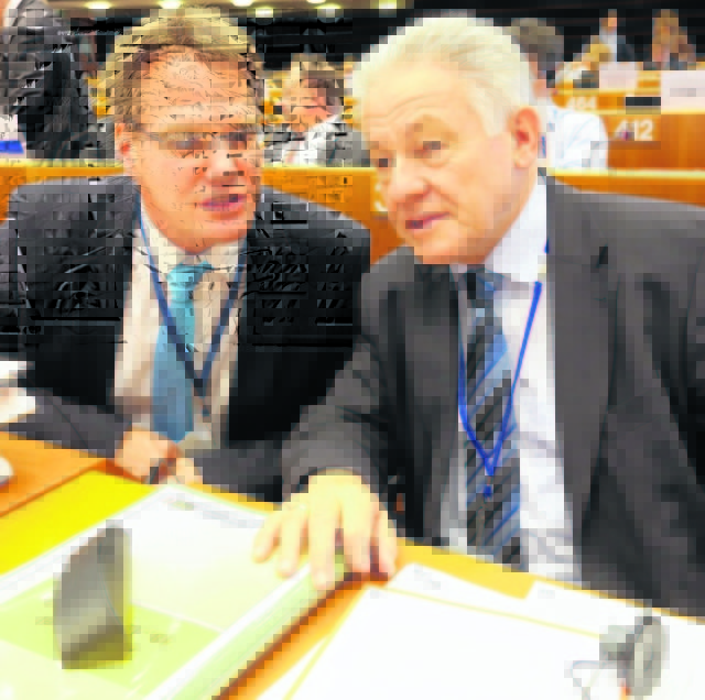 Achill Rumpold bespricht sich mit Landeschef Josef Pühringer im EU-Parlament | Foto: Büro Rumpold