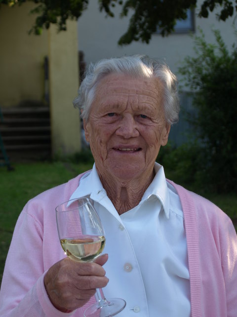 Turnschwester Anna Spieß - beim Anstossen anlässlich ihres 90. Geburtstages