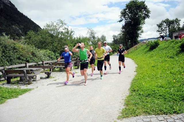 Na also, alle eingefangen und vereint - und Sabrina und Thomas absolvieren im Angesichts des Teamchefs gerade die Prüfung: Trinken in vollem Lauf!