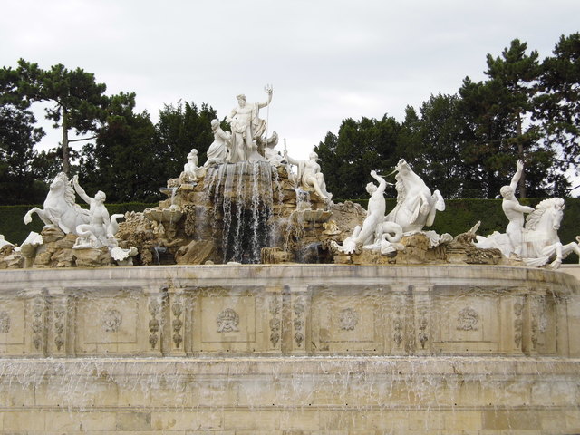 Poseidon mit Dreizack bildet den Mittelpunkt (Neptunbrunnen)