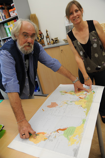 Besorgt: Karin Hintersteiner, Leiterin der Fastenaktion der Diözese St. Pölten, mit Antonio Carlos Magalhães. | Foto: Zarl