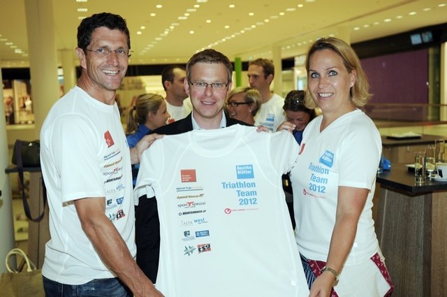 Dann wurde es ernst: Gernot Jung erhielt von Teamchef Andi Klingler das erste Sponsor-Shirt ... naja, genau genommen das zweite, weil Marie-Therese Jutz sichtlich bereits in der Kiste gewühlt hatte ...
