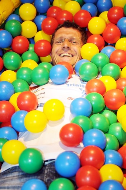 ... und dann kam ER - und tauchte in die Ballwanne ein ...