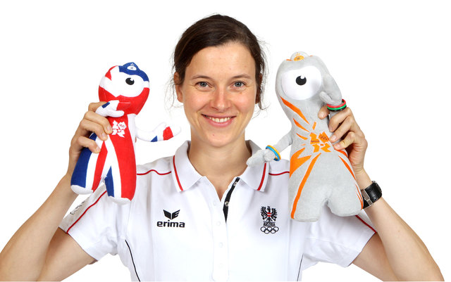 Simone Prutsch mit den Maskottchen der Olympischen Spiele Wenlock und Mandeville. | Foto: GEPA
