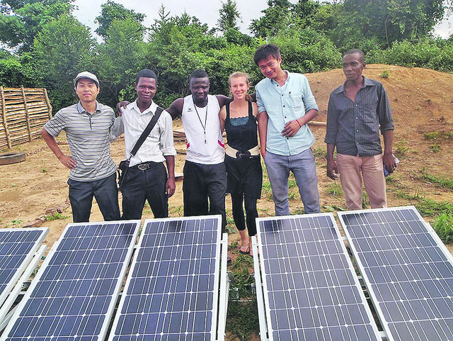 Verena Rösslhumer aus Eferding (4. v. l.) engagiert sich für den Aufbau einer Schule in einem Dorf in Ghana. Am 9. Juli ließ die 24-Jährige dort eine Solaranlage installieren. Mehr Bilder vom Schulprojekt in Ghana gibt es auf der Facebook-Seite "Chance for Ghana". | Foto: privat