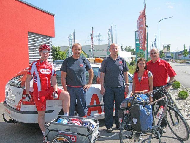 Station in Braunau: Philipp Riccabona (li.) und Erwin Felber (re.) mit den ARBÖ-Mitarbeitern. | Foto: ARBÖ