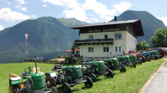Autos, Motorräder und Traktoren sind herzliche Wilkommen.