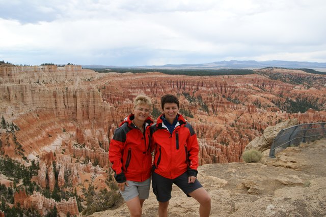 Gabi und Moni vor der bizarren Landschaft im 10 Millionen Jahre alten Bryce Canyon. | Foto: privat