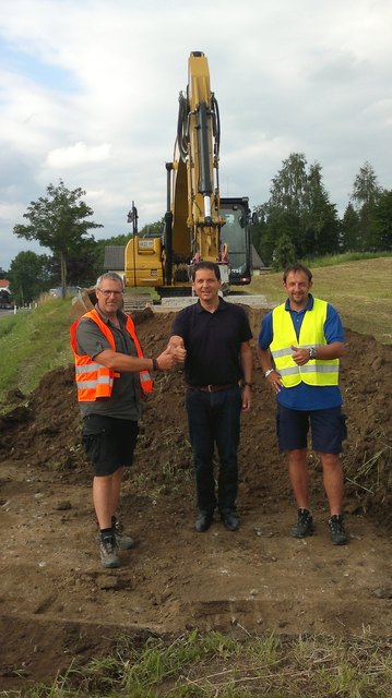 Der Freistädter Bürgermeister Christian Jachs (Bildmitte) freut sich mit den Mitarbeitern von Hochtief. | Foto: Hochtief