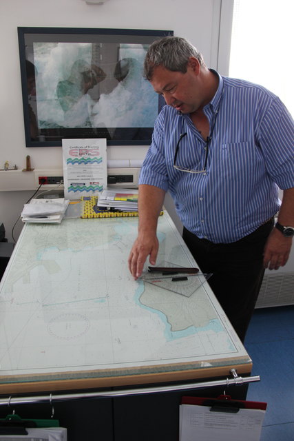 Kapitän Aldo Ugo ist der Sicherheitschef des Hafenanlage.