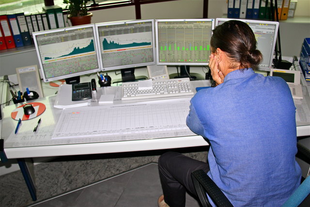 In der Steuerzentrale haben die Techniker sämtliche Vorgänge im Überblick.