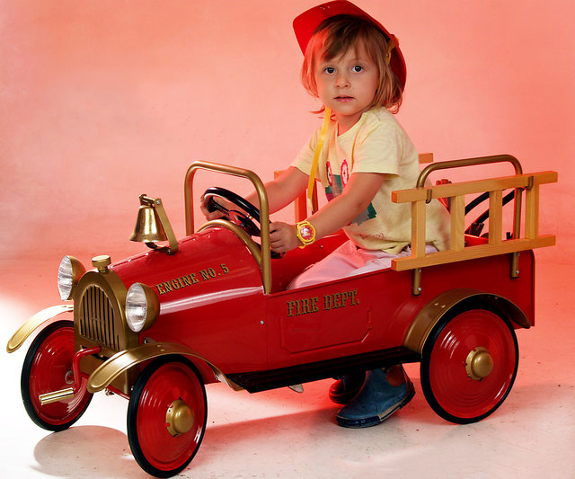 Lena hat beim Fotoshooting mit dem Feuerwehrwagen großen Spaß. | Foto: Foto Fally