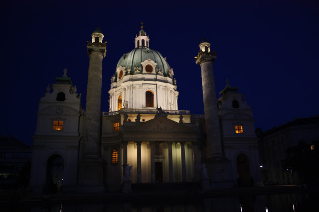 Sommernacht am Karlsplatz