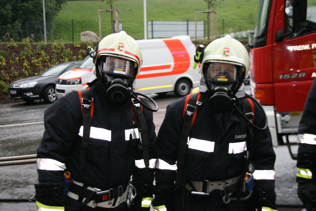 Mit schweren Atemmasken rückten die Feuerwehrleute in das imaginär-verrauchte Firmeninnere vor.