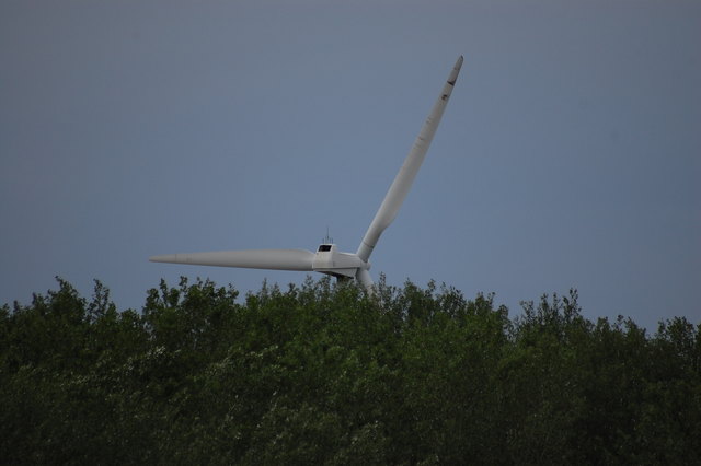 Windrad unmittelbar bei der Donauinsel