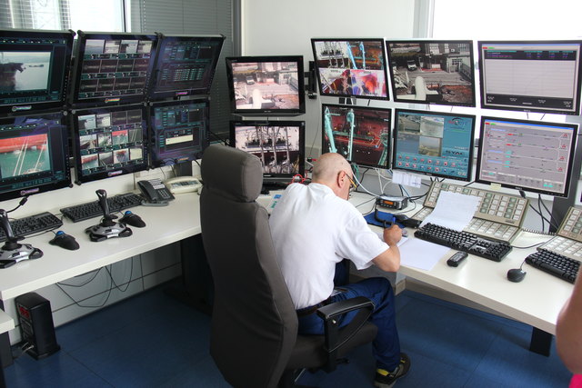 Die Hafenanlagen werden von einem umfassenden Sicherheitssystem überwacht.